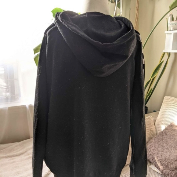 Ladies Large "Savage" Sweater - Picture 4 of 5